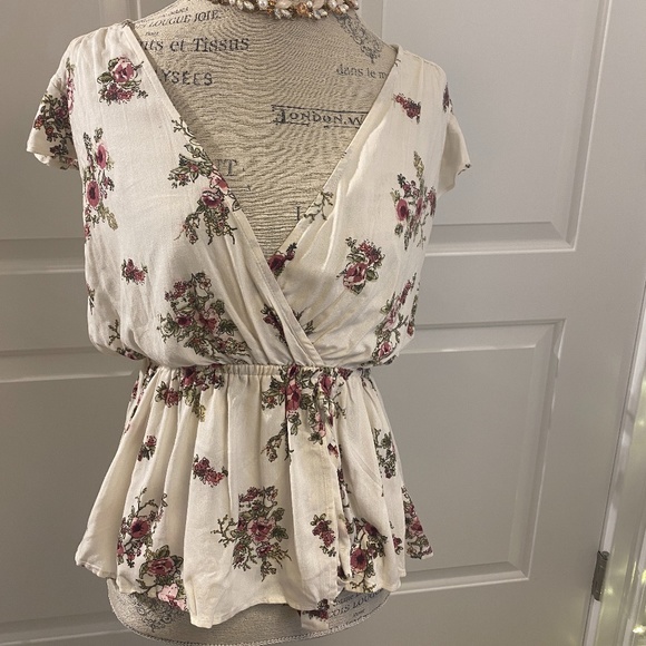 Angie Short Sleeve Floral Blouse - Picture 4 of 8